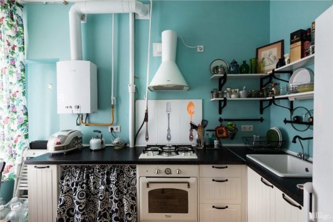 Бял бойлер и бяла качулка в интериора на синя кухня в ретро стил