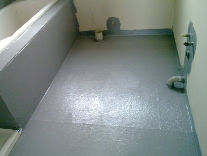 Хидроизолацията защитава не само цялата повърхност на пода, но и фугите със стените по периметъра