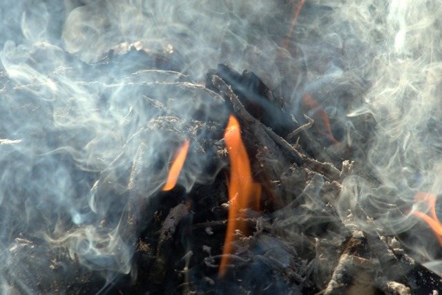 Изгарянето на дърва и други твърди горива винаги е придружено от много значително образуване на дим. И коминът трябва да може своевременно да отклонява тези обеми навън.