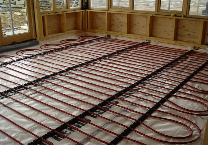 закрепване на тръбата за подово отопление към монтажните релси