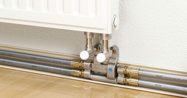 Dónde ocultar de forma correcta y segura las tuberías de calefacción en una casa privada.