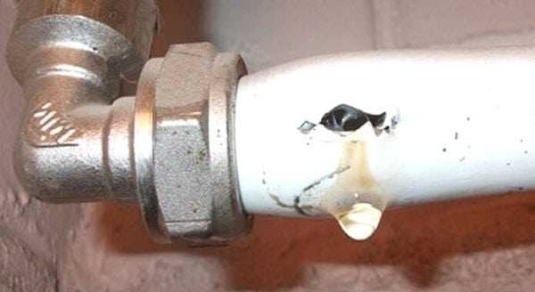 Мястото на повреда на металопластиковата тръба може да бъде запечатано с лепенка