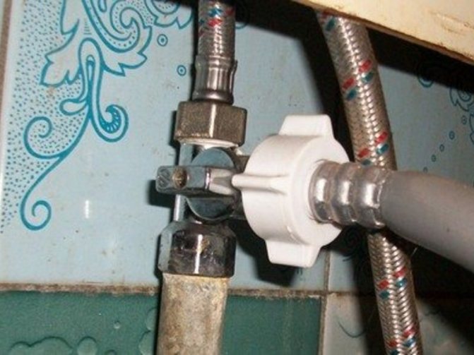 Монтаж на крана за тройник за свързване на пералнята към водопровода