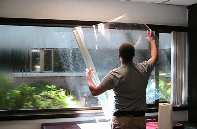 Монтиране на тониращо фолио върху прозорци с двоен стъклопакет