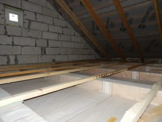 Парна бариера на таванския под на студен таван