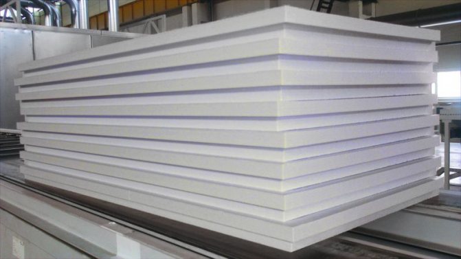 Плочите, изработени от екструдиран пенополистирол, се използват широко в строителството поради техните редица предимства: ниска топлопроводимост, екологосъобразност и устойчивост на деформация.