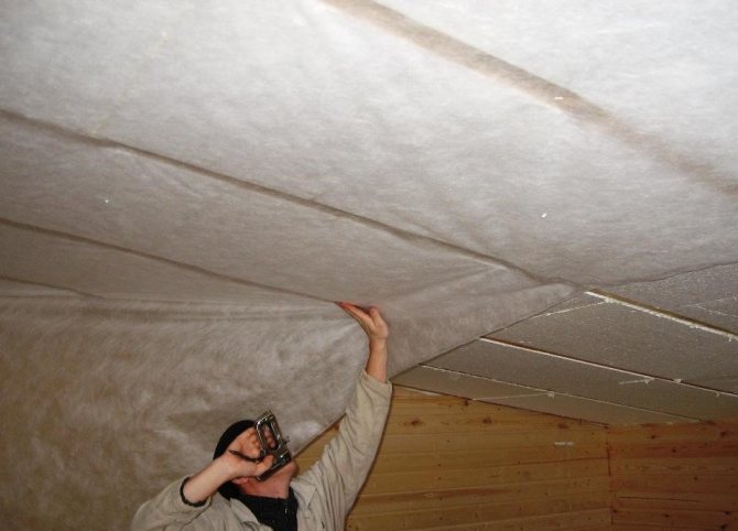 Ние изолираме тавана в дървена къща със собствените си ръце