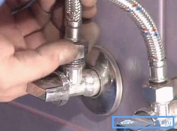 Клапанът ще ви позволи бързо да затворите водата в случай на проблеми с маркучите.